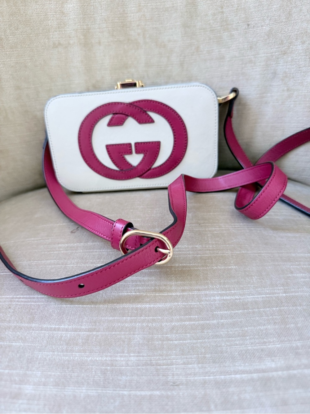 Gucci White and Red Leather Crossbody Camera Bag